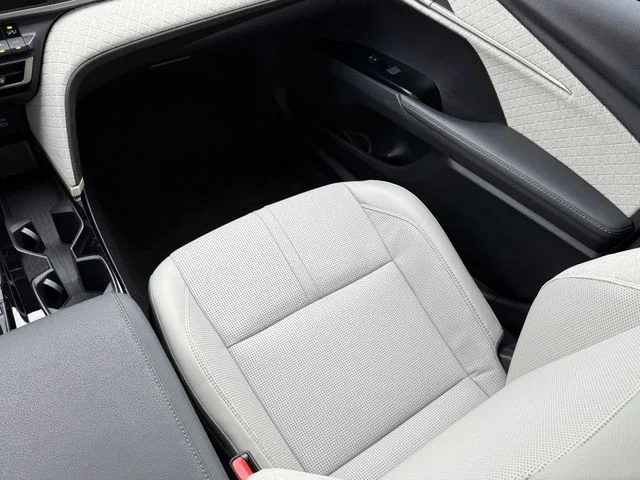 Used 2025  Toyota XLE image 24