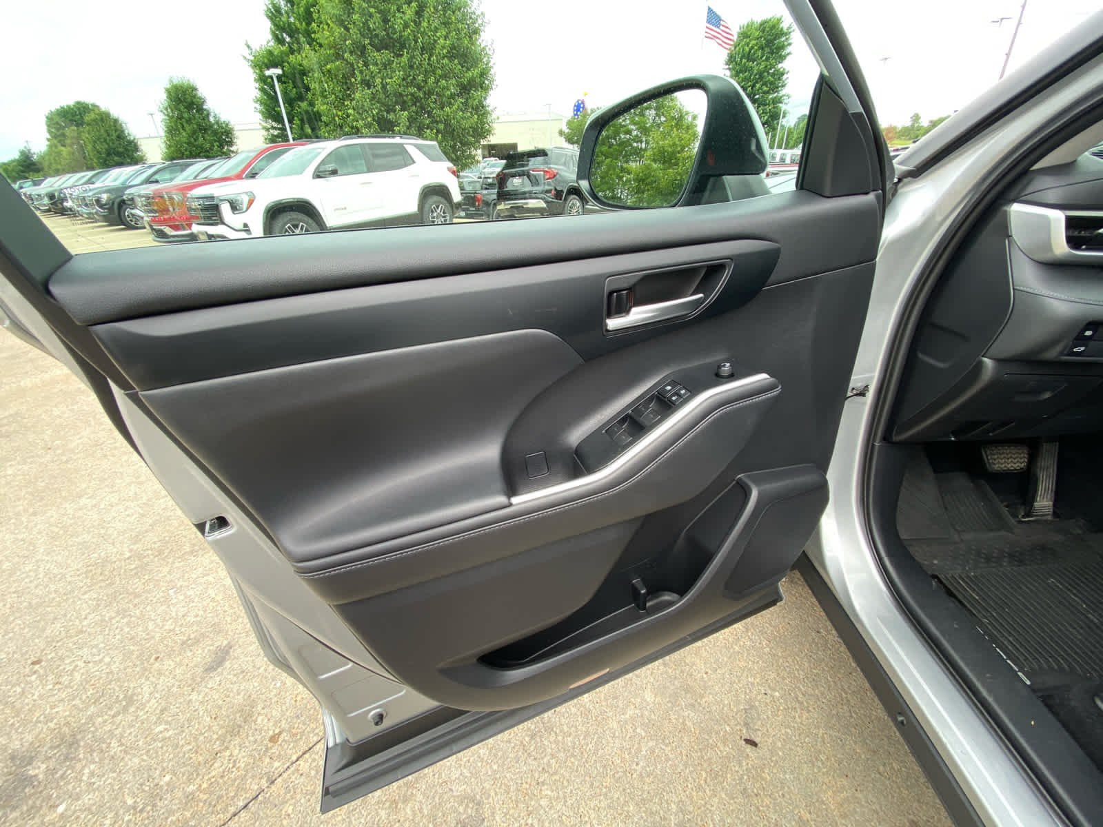 Used 2020  Toyota Hybrid XLE image 6