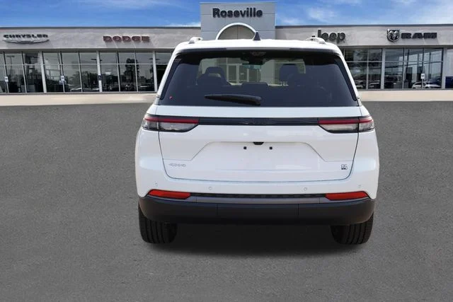 New 2026 Bright White Clear-Coat Exterior Paint Jeep Limited image 4