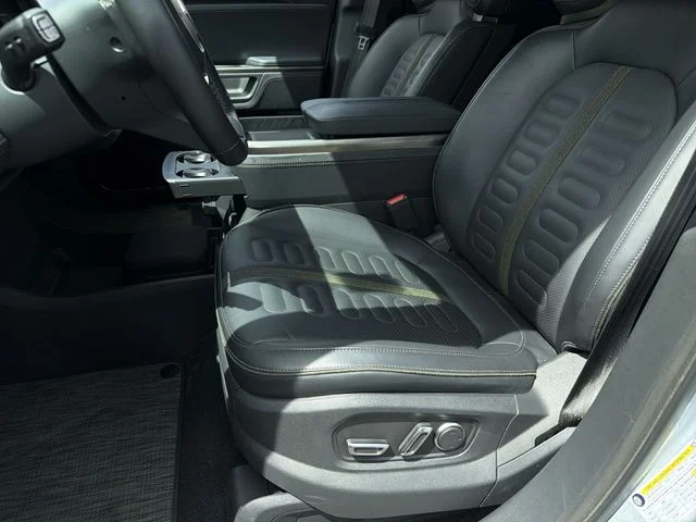 Used 2024  Rivian Adventure image 22