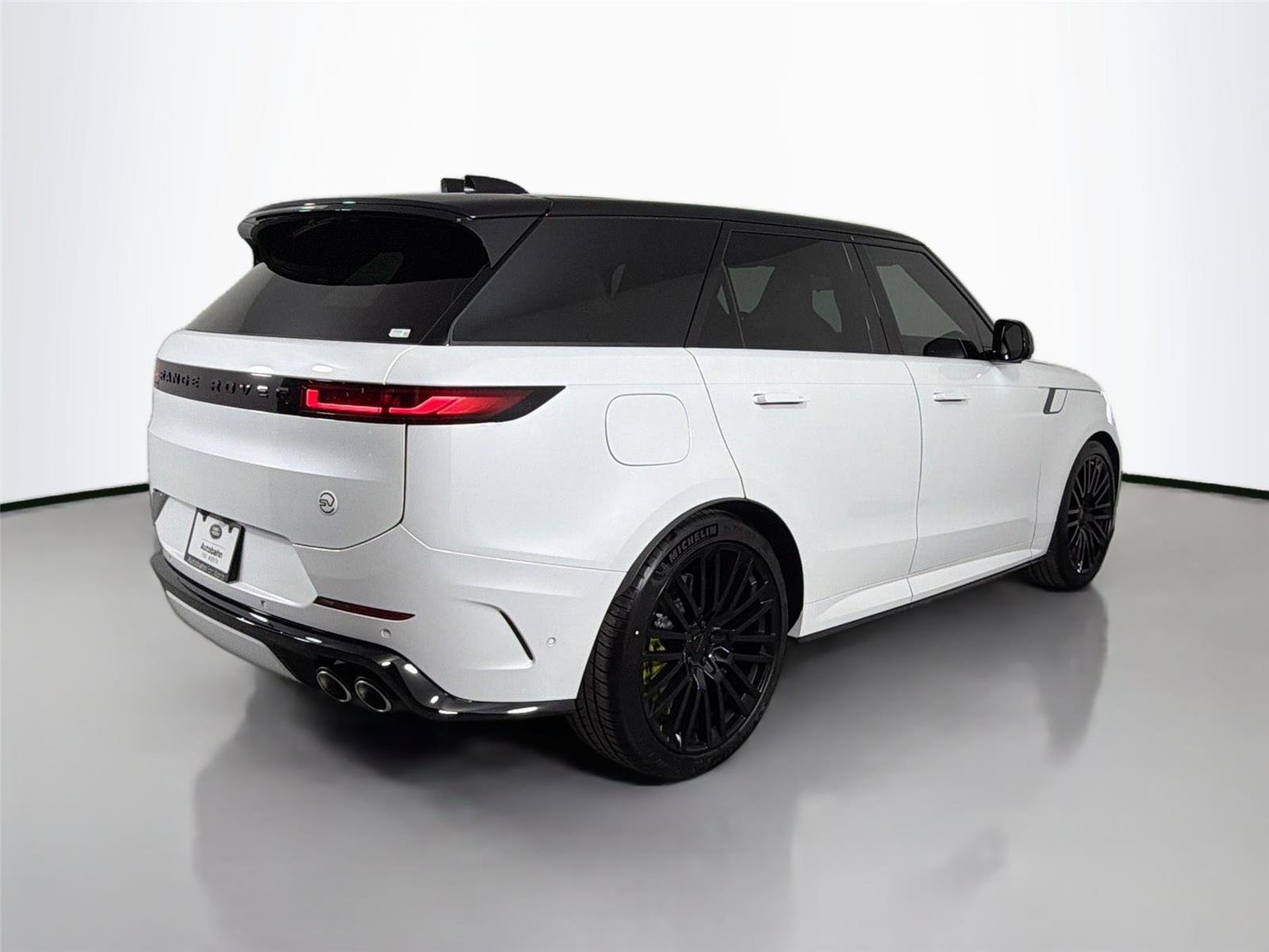 New 2026 OSTUNI PEARL WHITE Land Rover SV image 5