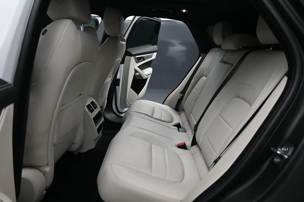 Used 2023  Jaguar P400 R-Dynamic S image 16