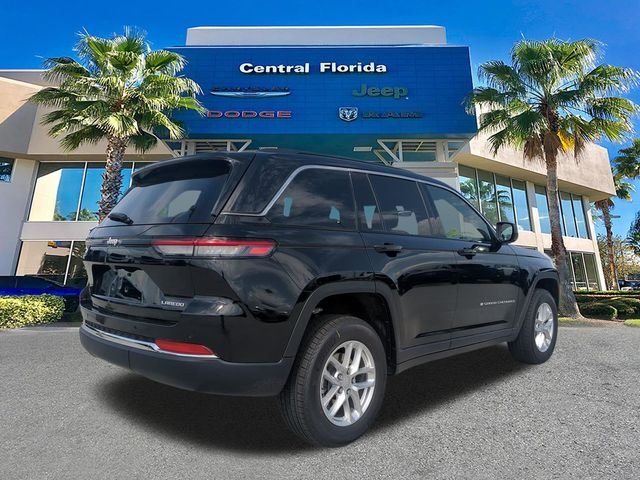 New 2026 Diamond Black Crystal Pearl-Coat Exterior Paint Jeep Laredo image 5