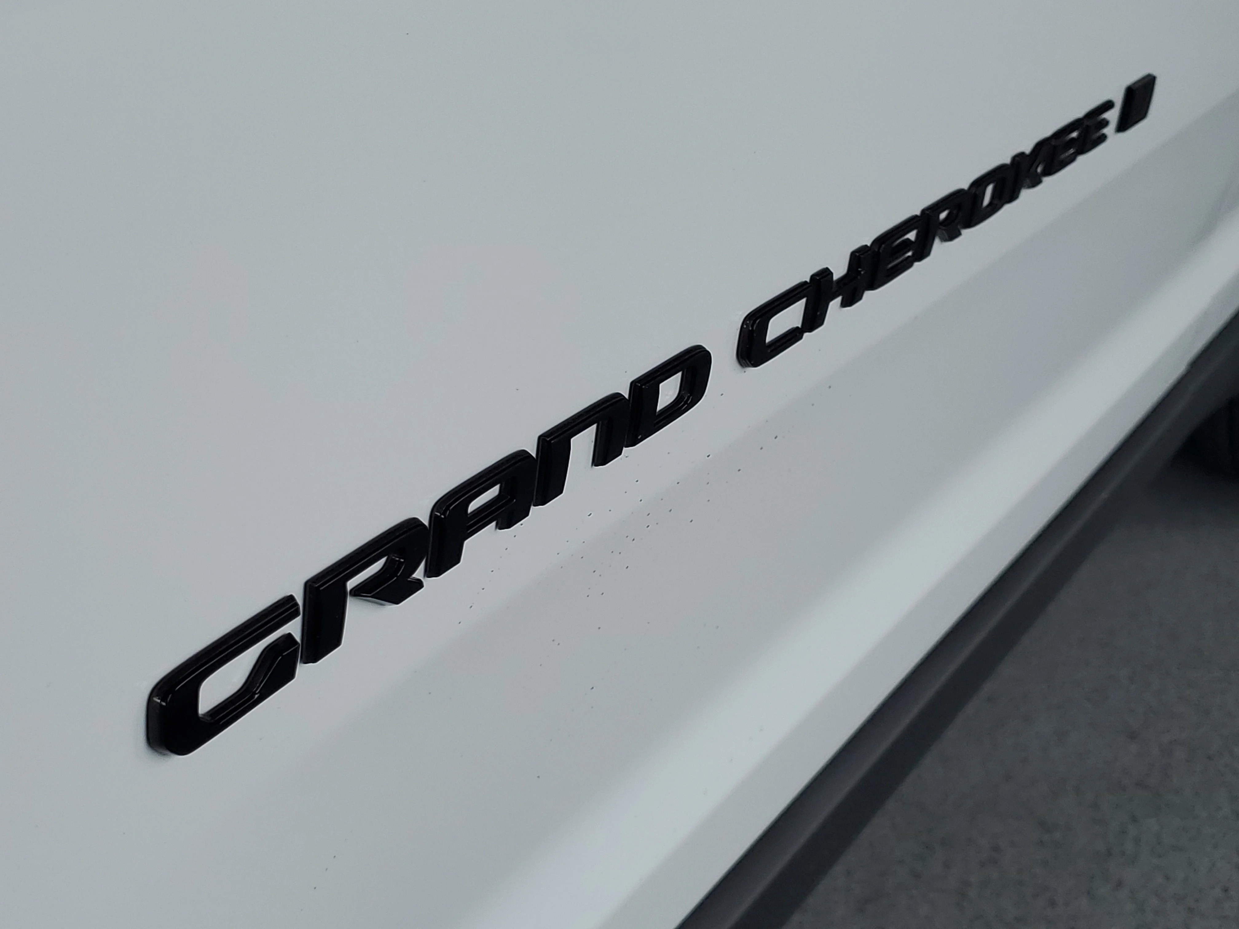 New 2026 Bright White Clear-Coat Exterior Paint Jeep Laredo Altitude image 4