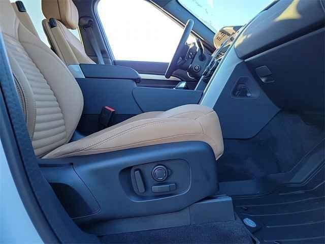 Used 2025 White Land Rover Dynamic se image 22