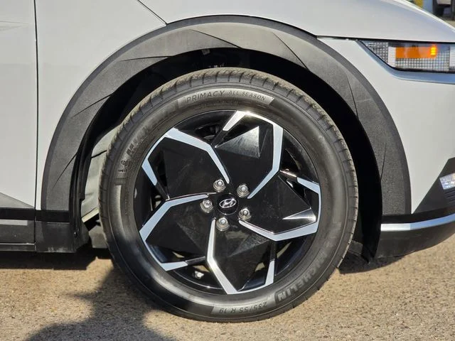 Used 2024 Gray Hyundai SE Standard Range image 8