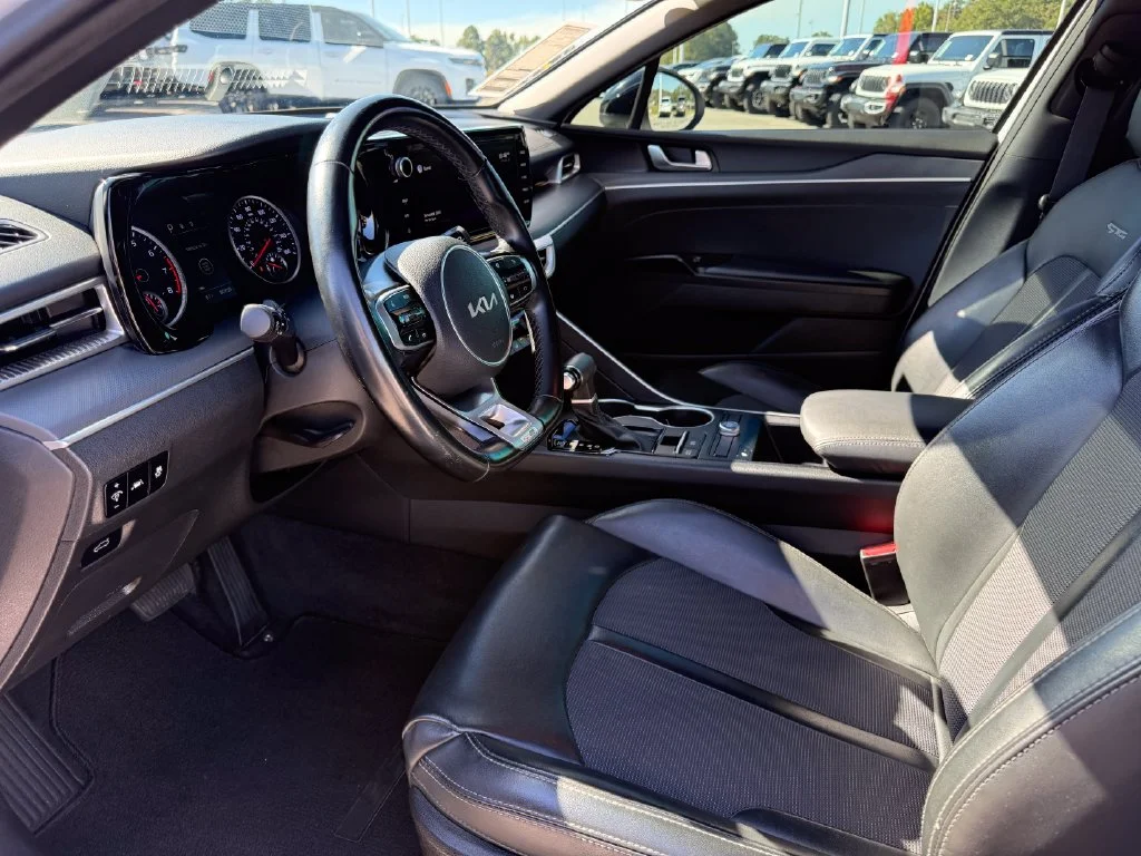 Used 2022 White Kia GT-Line image 4
