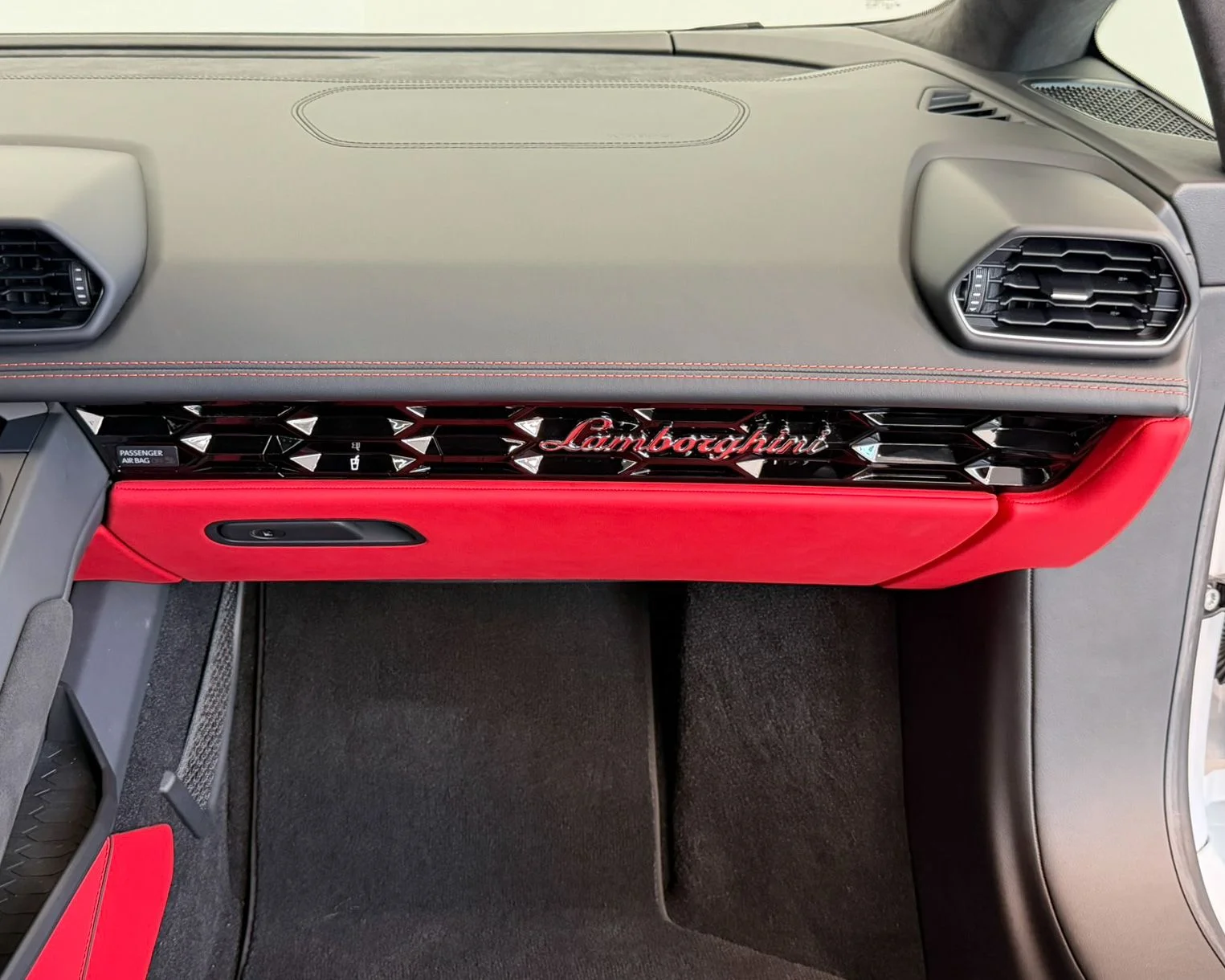Used 2022  Lamborghini Base image 31