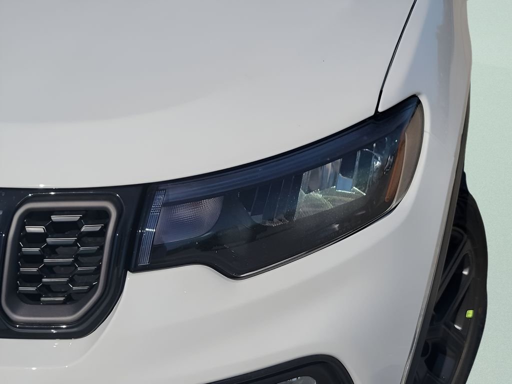 New 2026 Bright White Clear-Coat Exterior Paint Jeep Latitude image 16