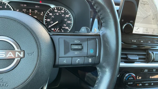Used 2022 White Nissan SL image 13