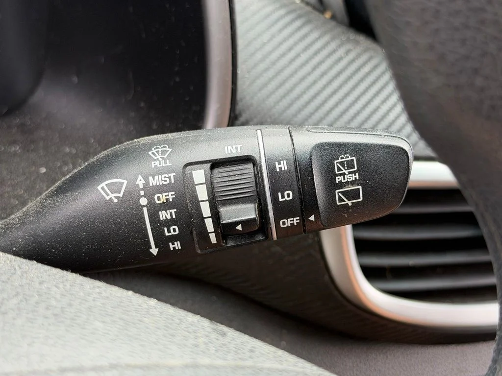 Used 2019 Red Hyundai SE image 31