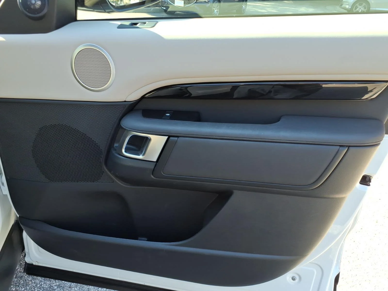 Used 2020 Fuji White Land Rover SE image 24