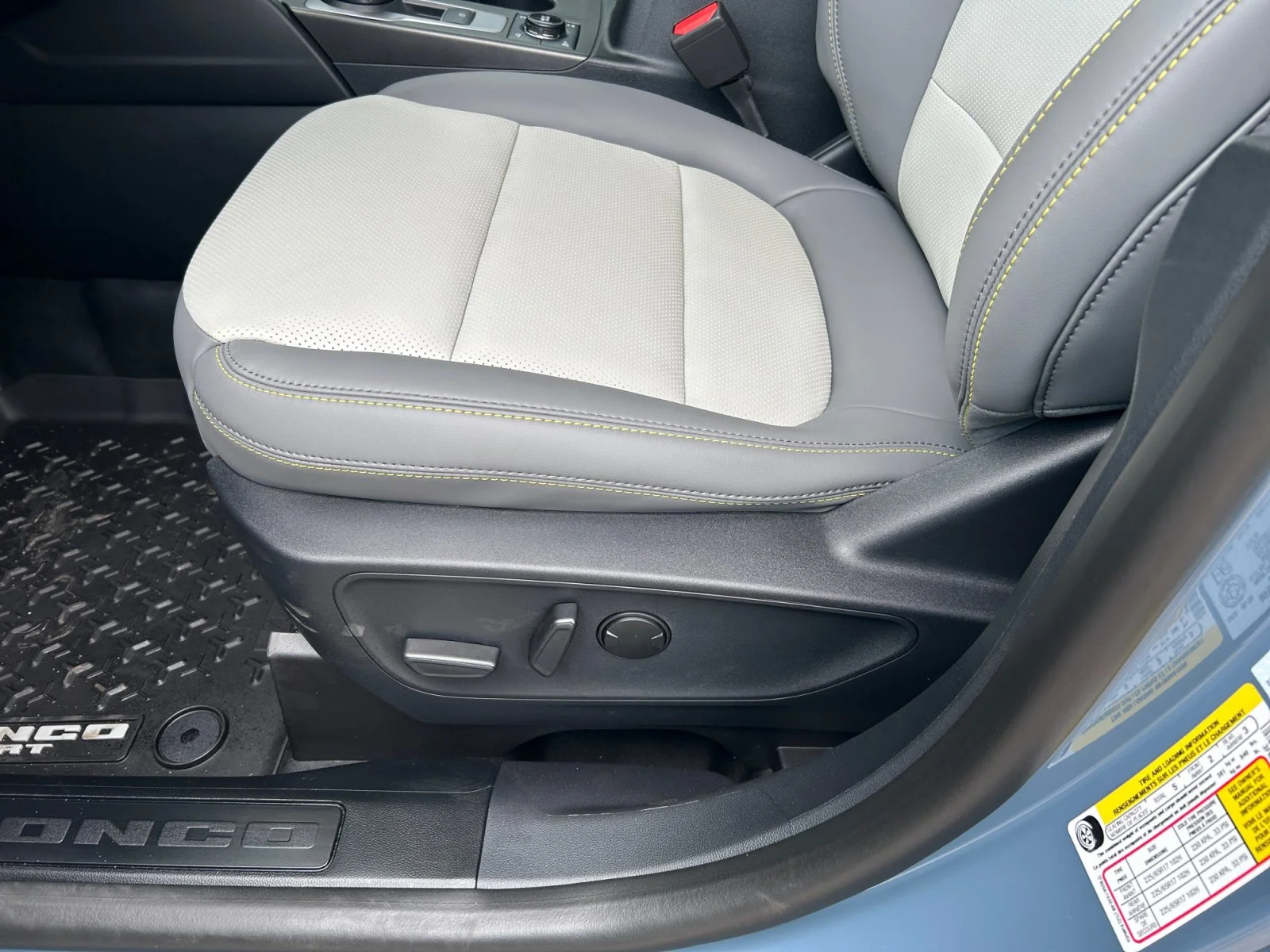 New 2026 Azure Grey Metallic Tri-Coat Ford Badlands image 13