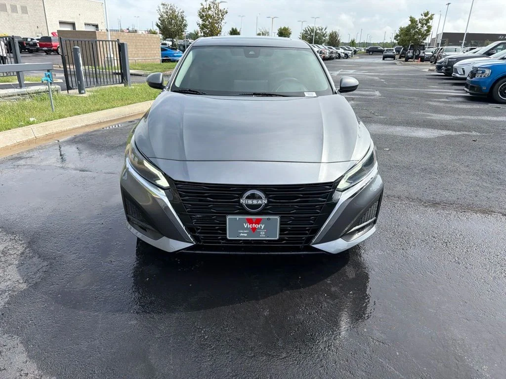 Used 2023 Gray Nissan 2.5 SV image 2