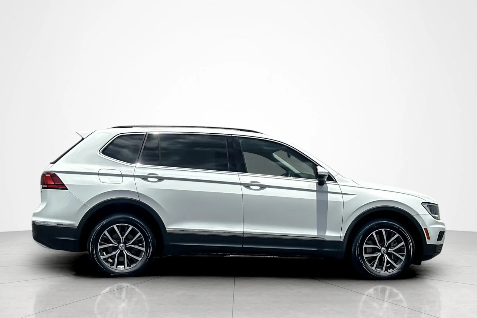 Used 2018 WHITE Volkswagen SEL image 6