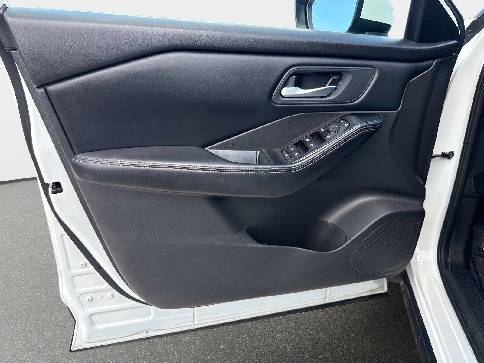 Used 2024 Everest White Pearl Nissan SV image 16