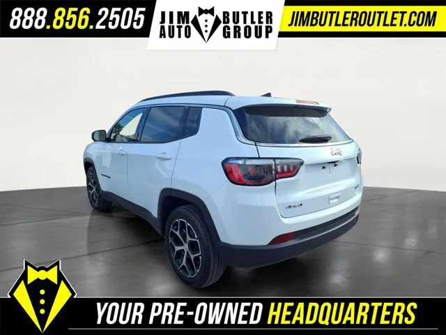 Used 2024  Jeep Latitude image 22