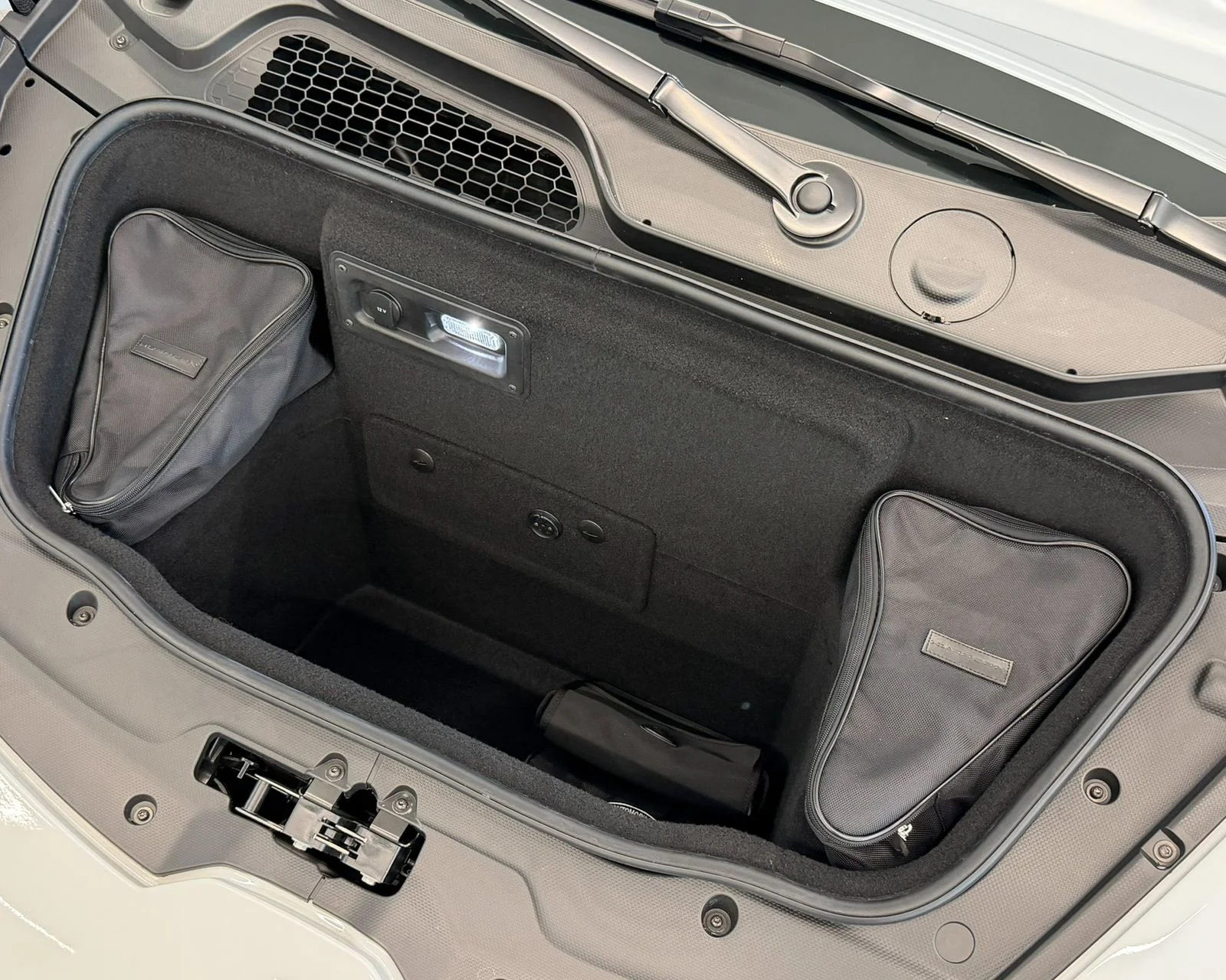 Used 2022  Lamborghini Base image 39