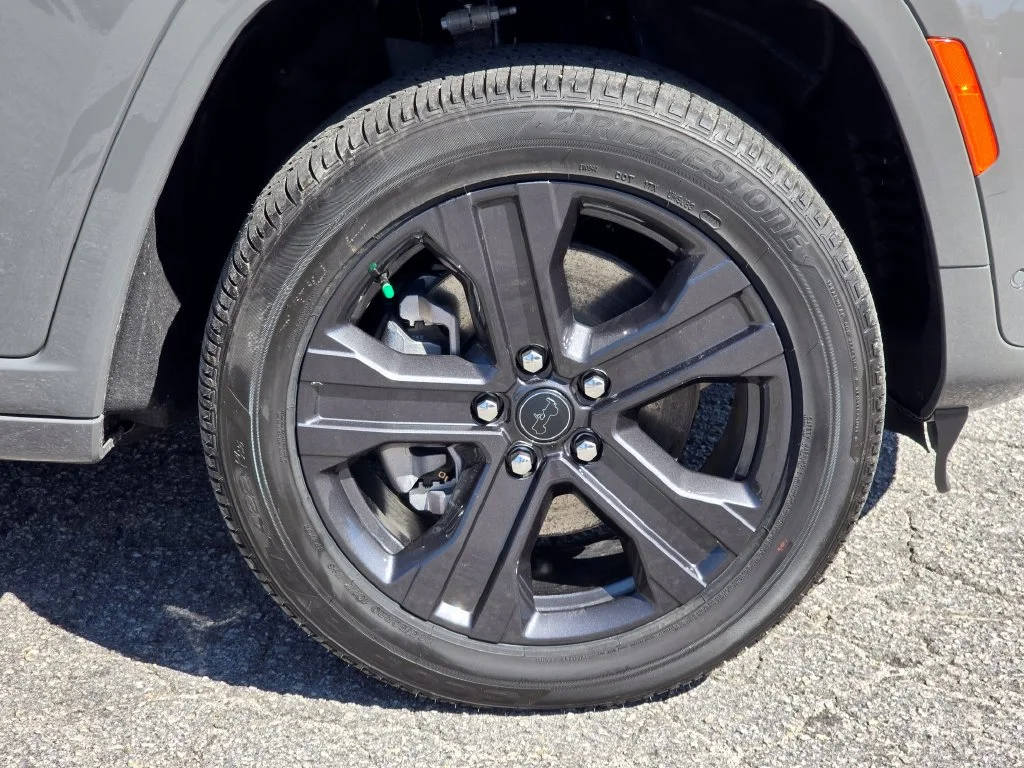 New 2027 Gray Jeep Limited Reserve image 15