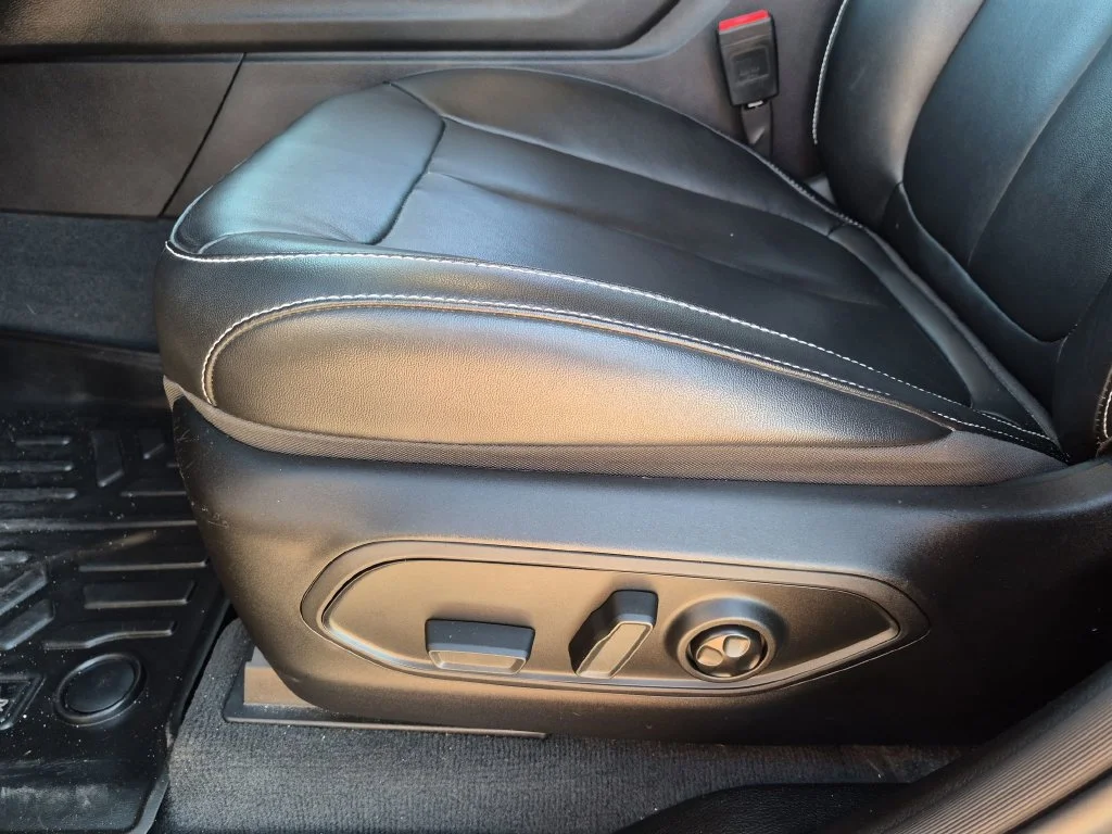 Used 2022  Jeep Limited image 18