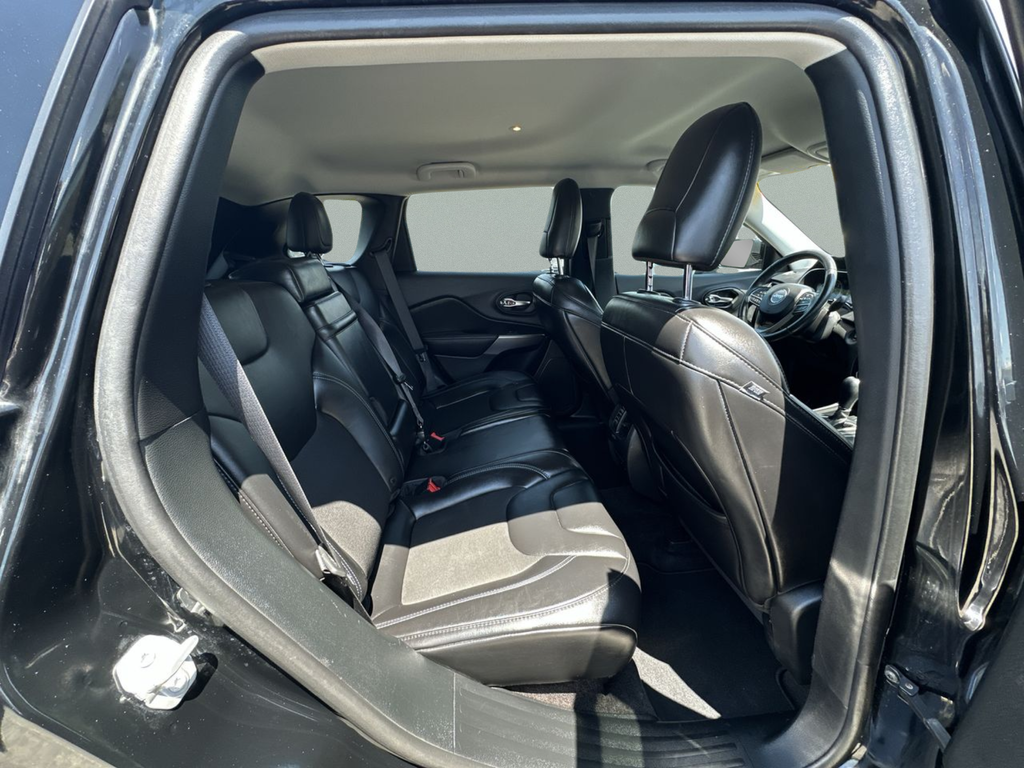 Used 2019 Black Jeep Latitude Plus image 33