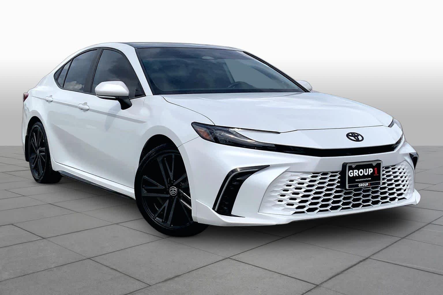 Used 2025 Wind Chill Pearl Toyota XSE image 3