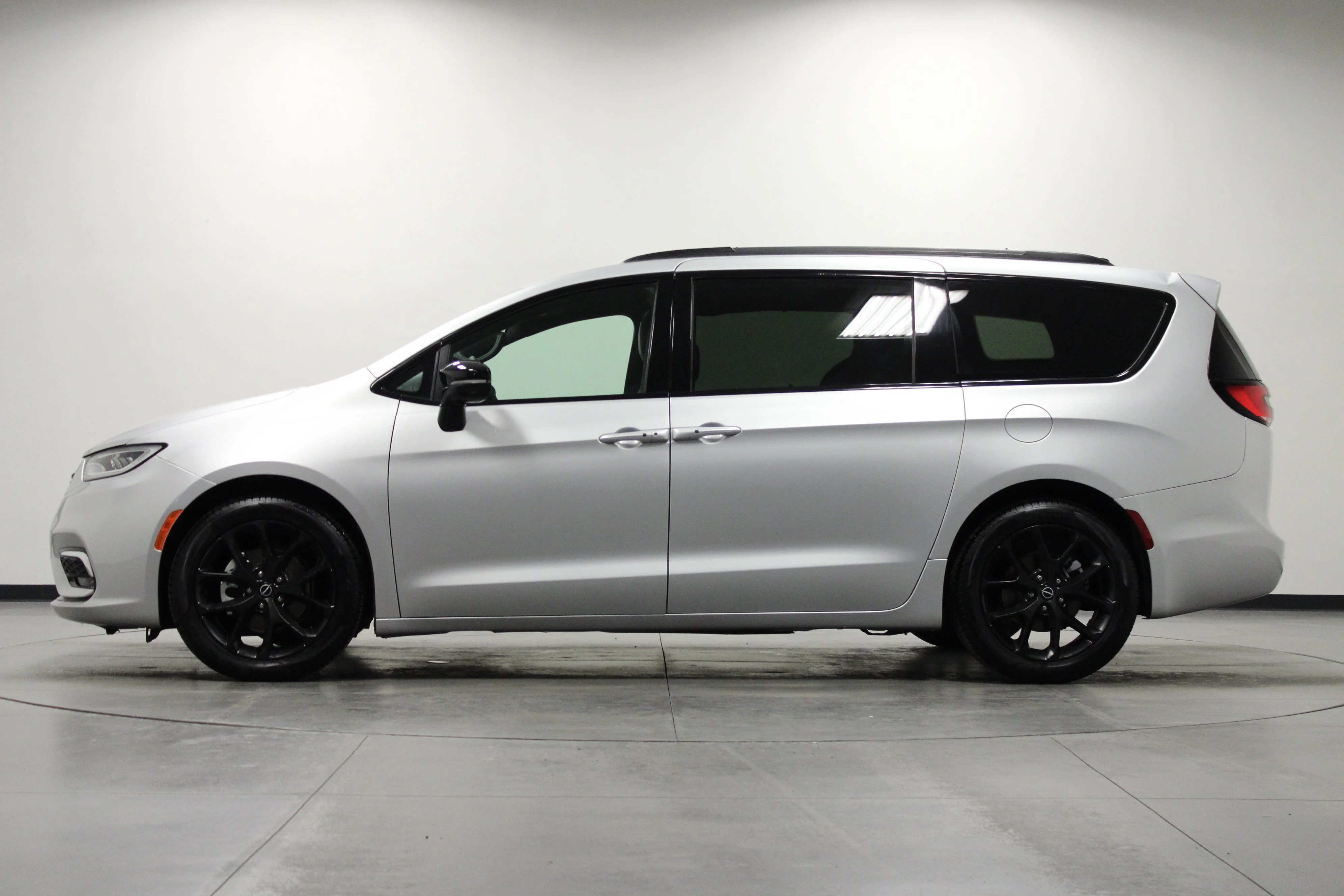 Used 2026 Silver Mist Clearcoat Chrysler Limited image 7
