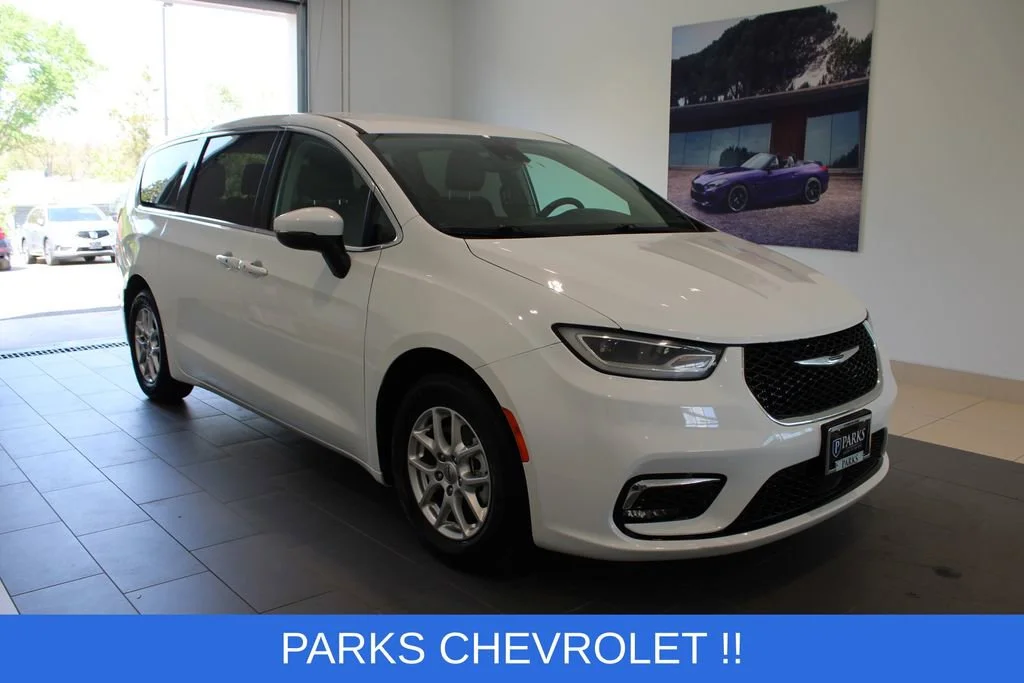 Used 2023 White Chrysler Touring L image 2