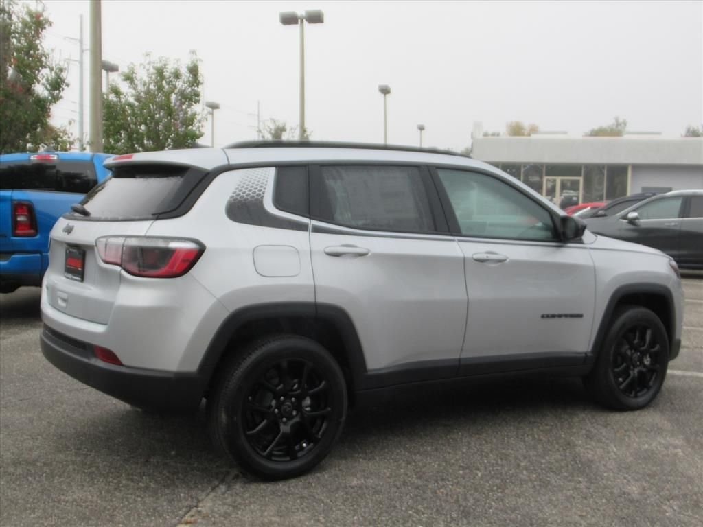 New 2026 Silver Zynith Metallic Clearcoat Jeep Latitude image 6
