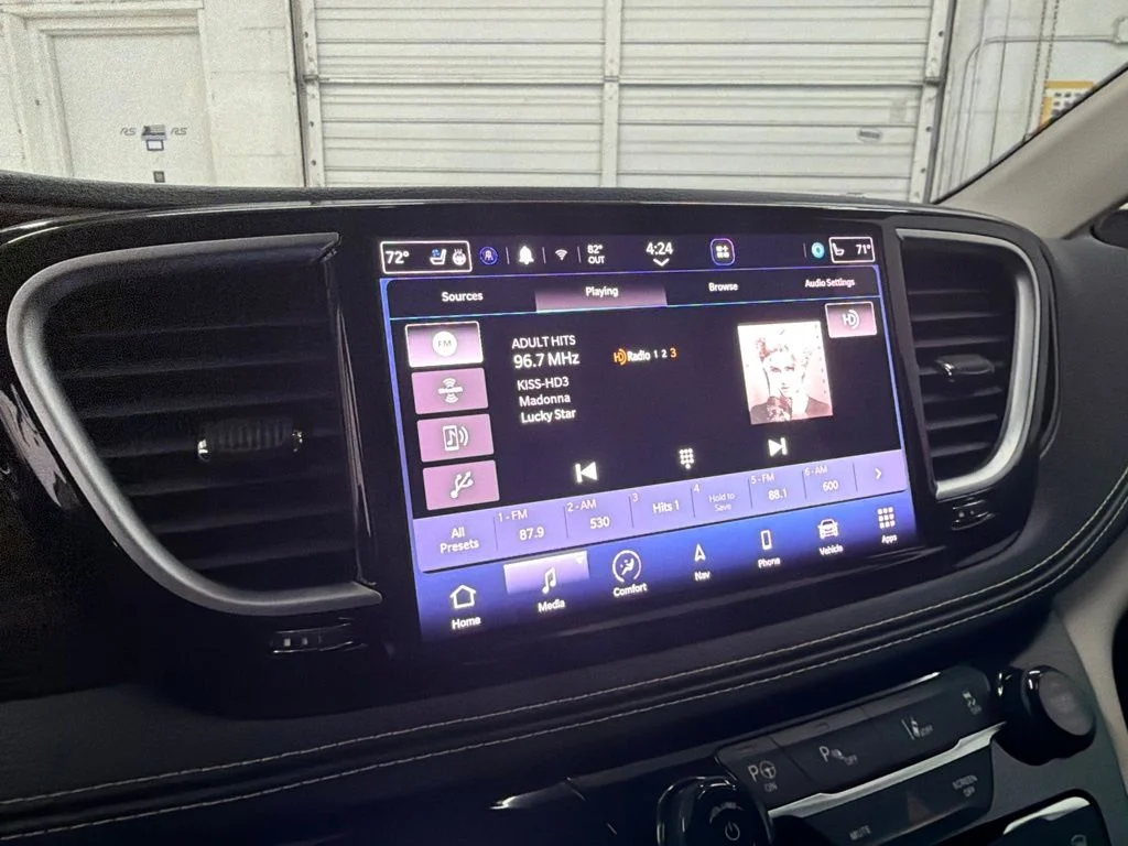 Used 2023 Blue Chrysler Limited image 18