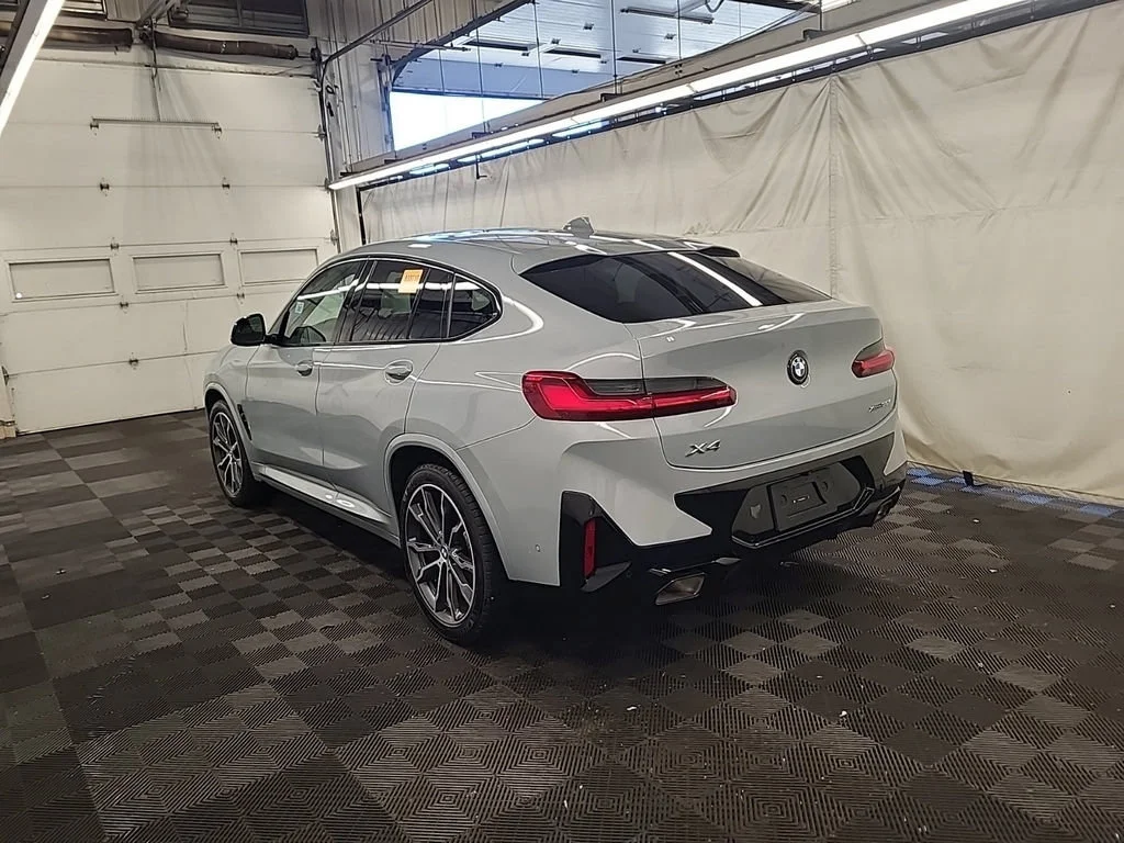 Used 2024  BMW xDrive30i image 4