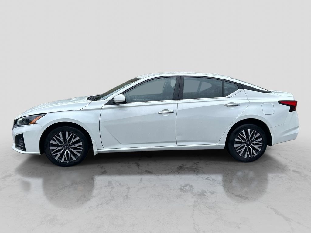 Used 2023 White Nissan 2.5 SV image 2