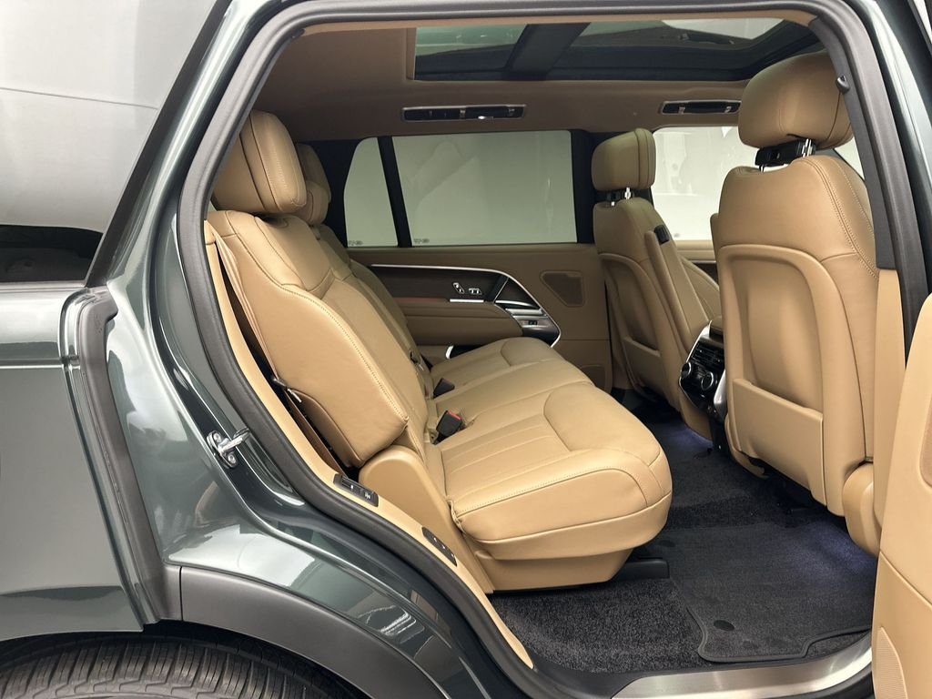 Used 2024  Land Rover SE image 12