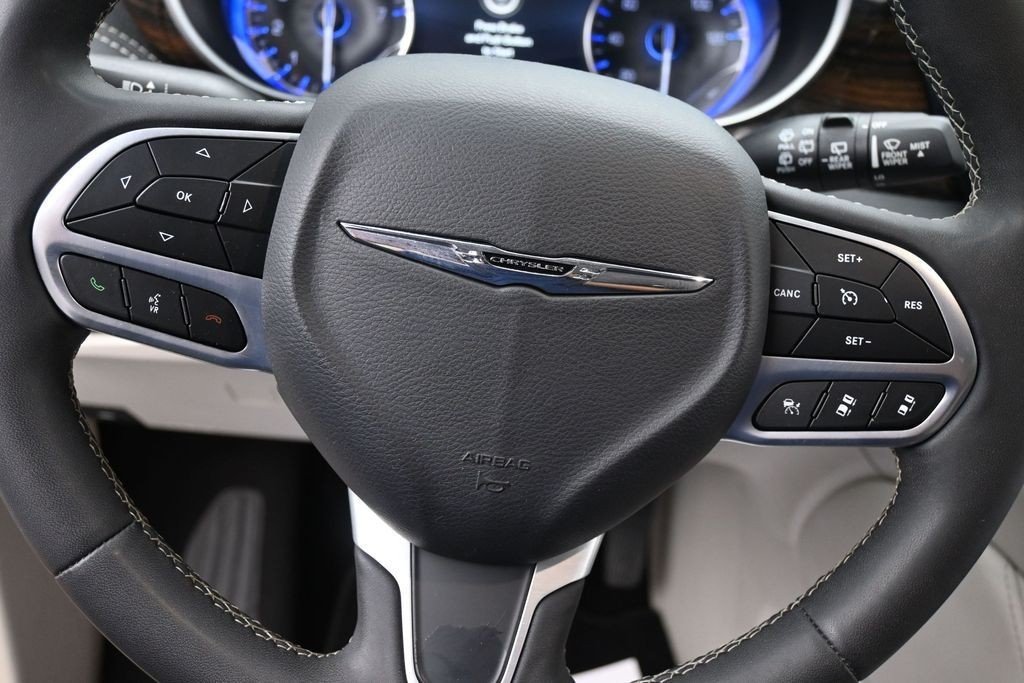 Used 2023 Bright White Clearcoat Chrysler Limited FWD image 12