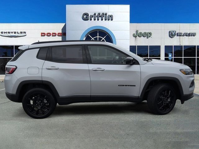 New 2026 Silver Zynith Metallic Clear-Coat Exterior Paint Jeep Latitude image 3