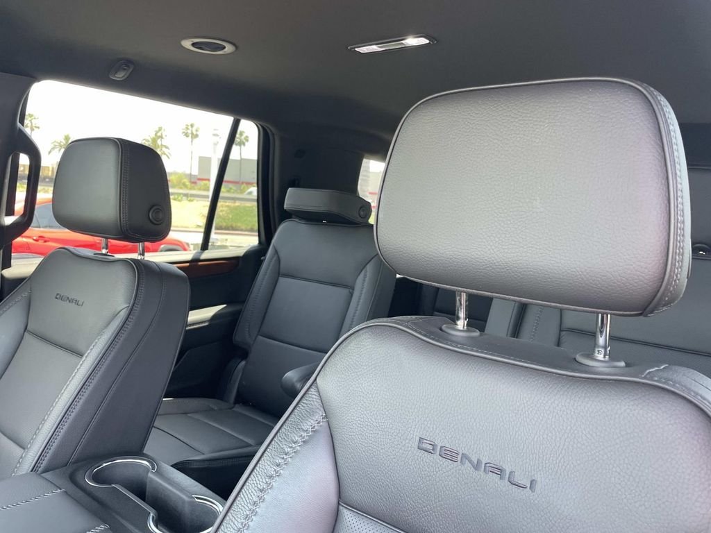 2025 GMC Yukon Denali - Photo 24