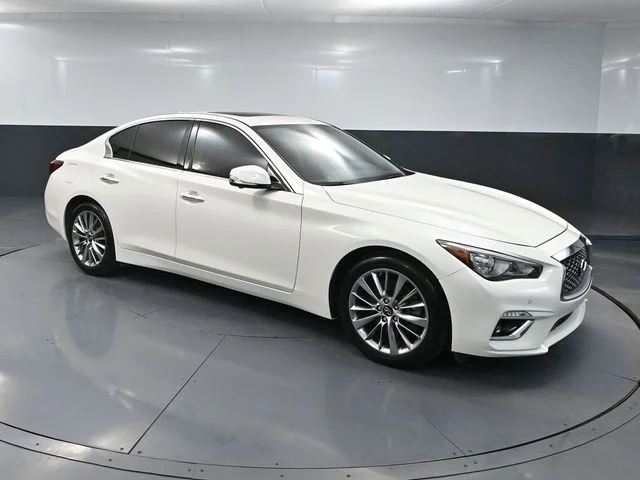 Certified Used 2024 White INFINITI LUXE image 1