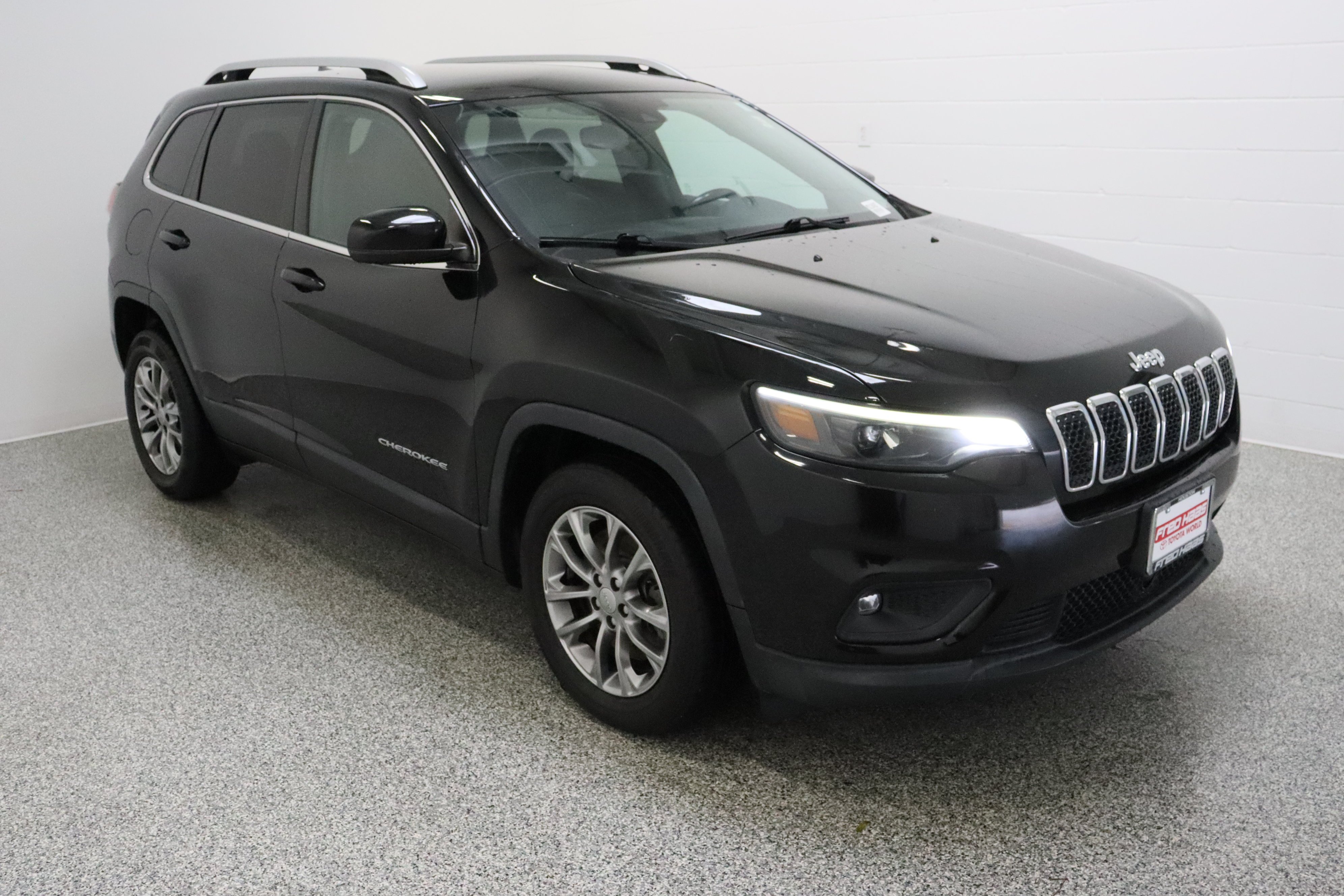 Used 2021 Diamond Black Crystal Pearlcoat Jeep Latitude Plus 2.4L image 4