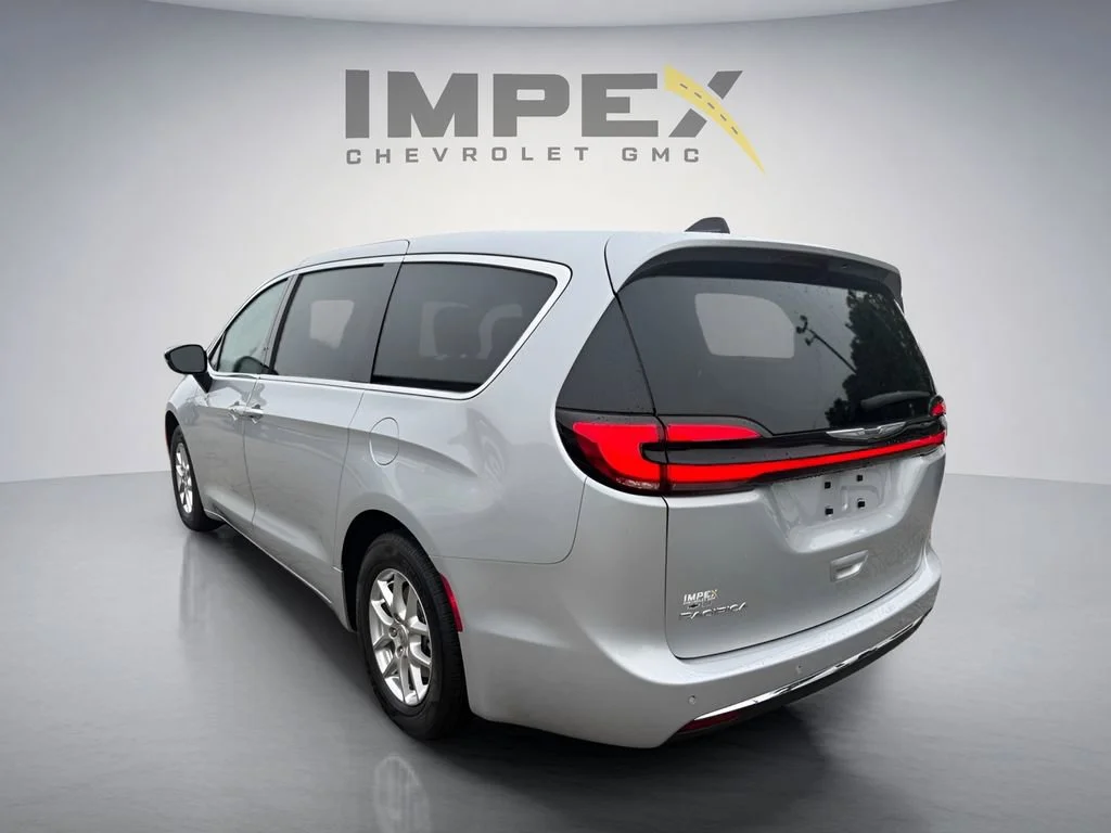Used 2024 Silver Chrysler Touring L image 3