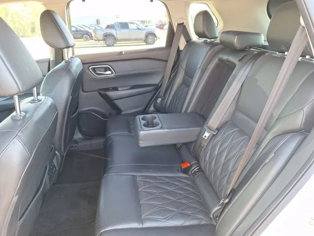 Used 2023 White Nissan Platinum image 14