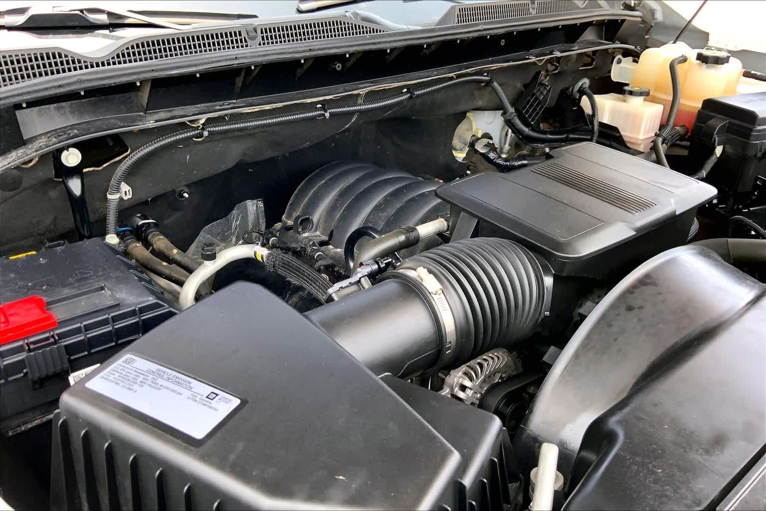 Used 2021 Summit White GMC  image 32