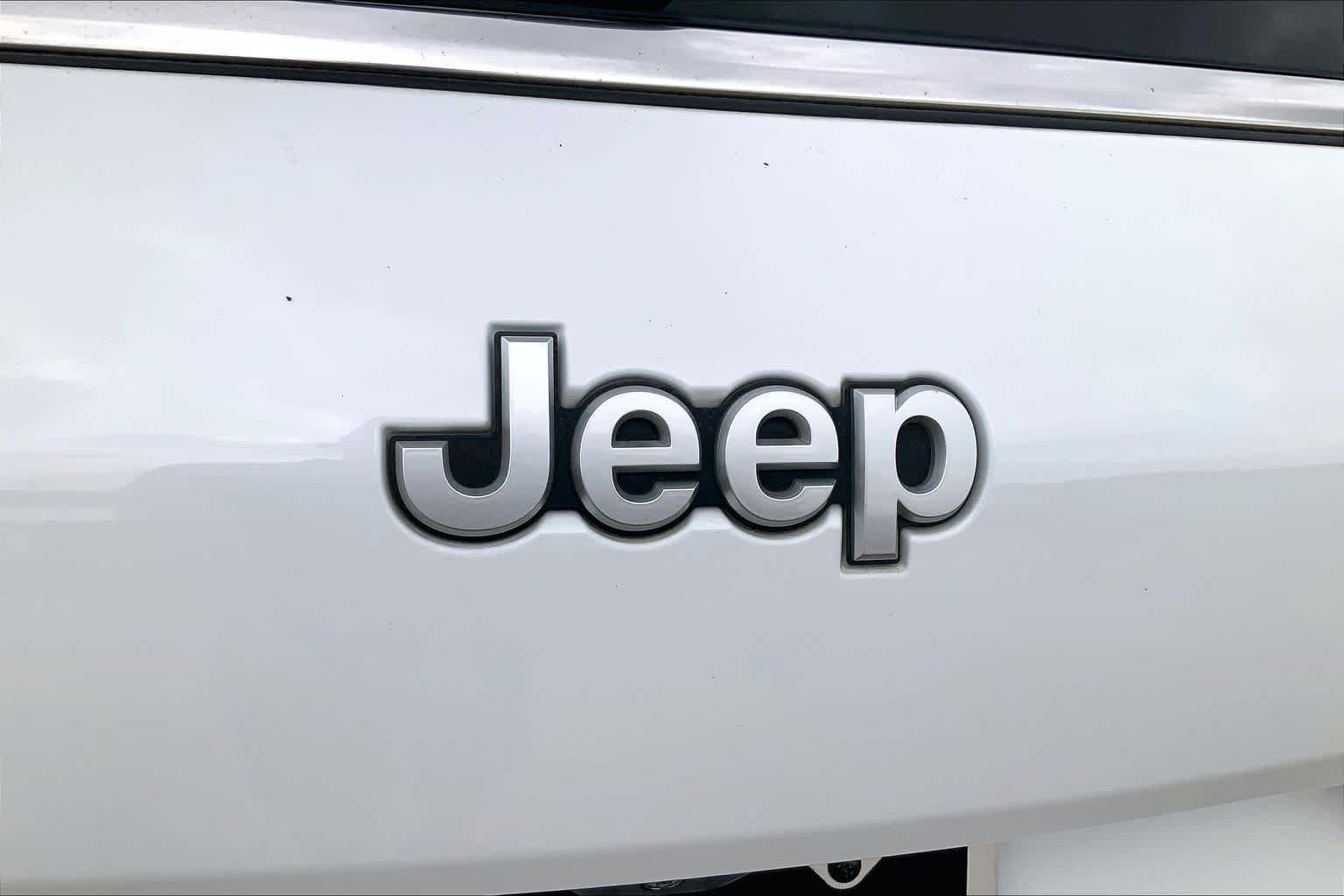 Used 2024 Bright White Clearcoat Jeep Laredo image 28