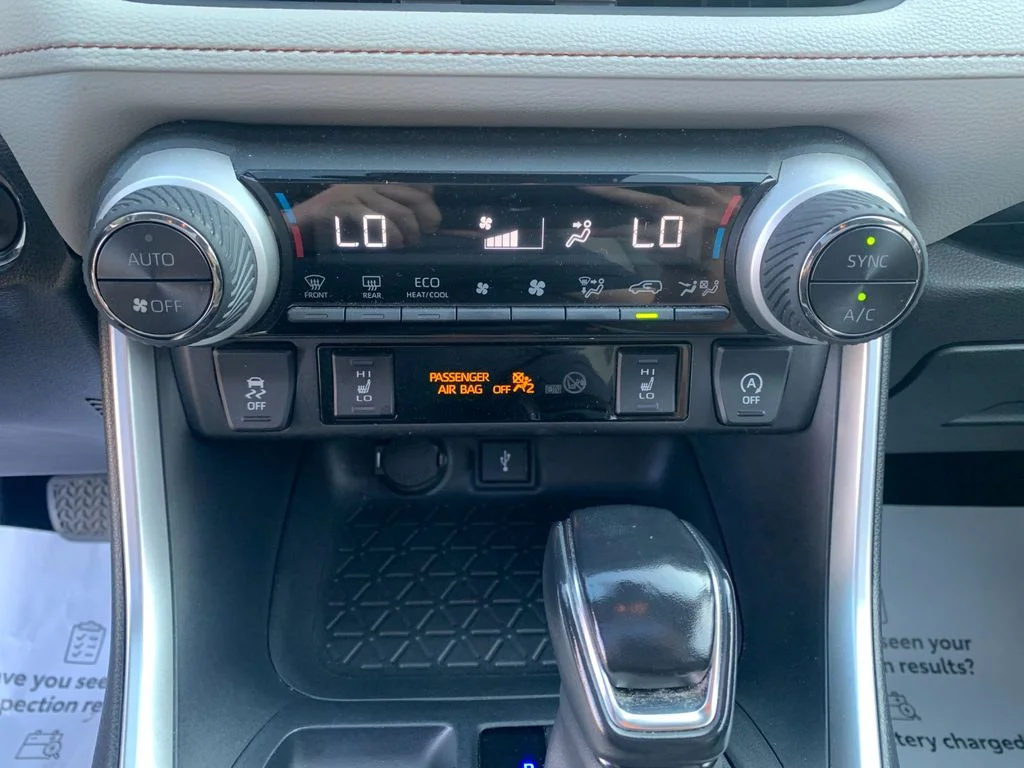 Used 2020  Toyota XLE Premium image 25