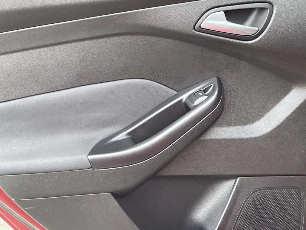 Used 2015 Red Ford SE image 10