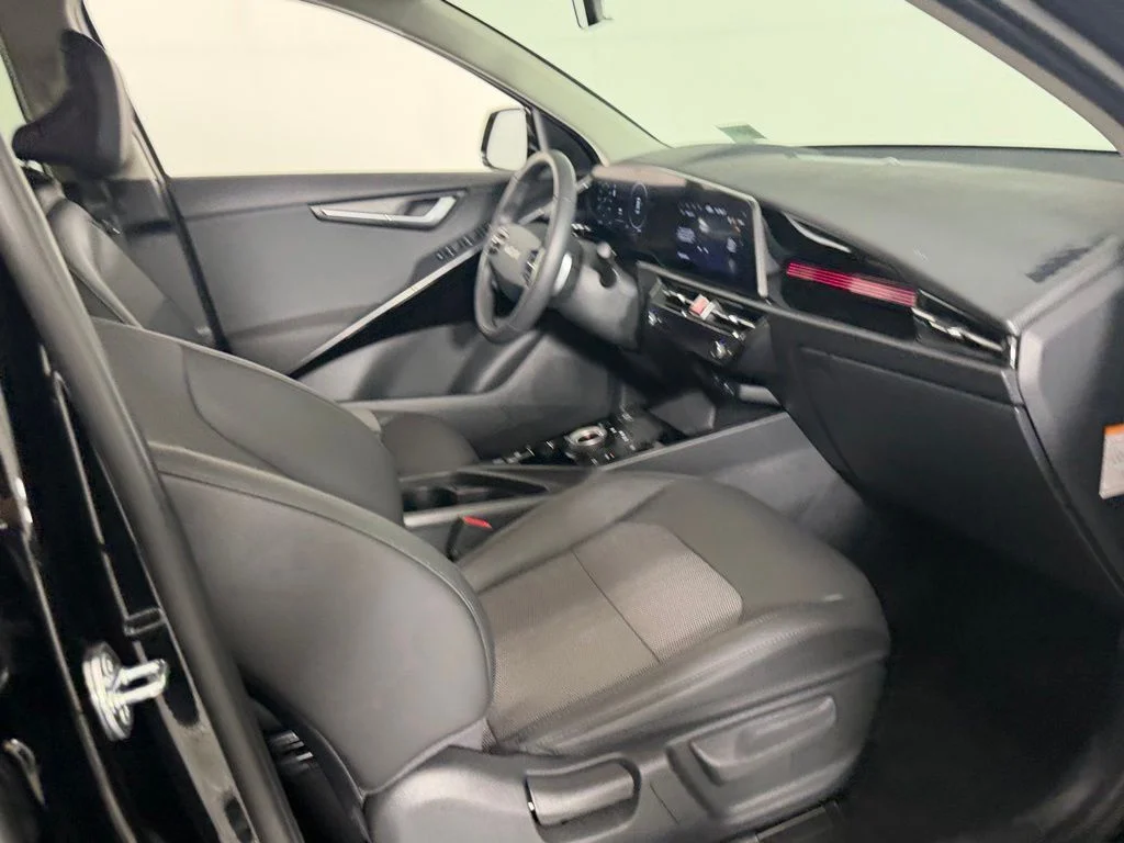 Used 2025 Black Kia Wind image 29