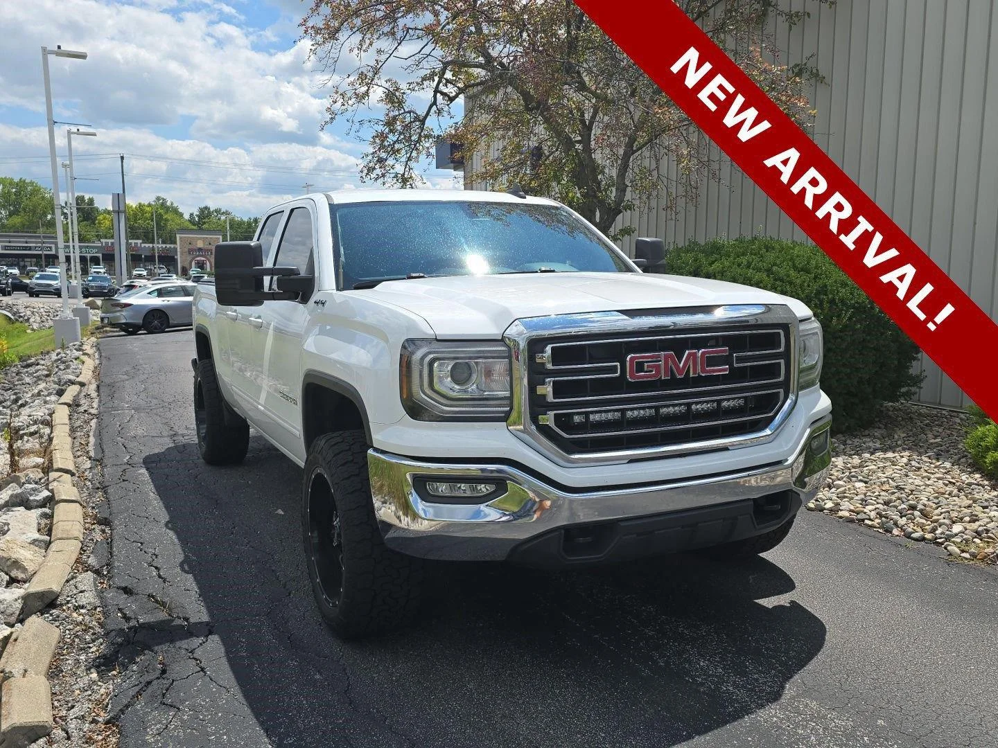 Used 2019 Summit White GMC SLE image 1