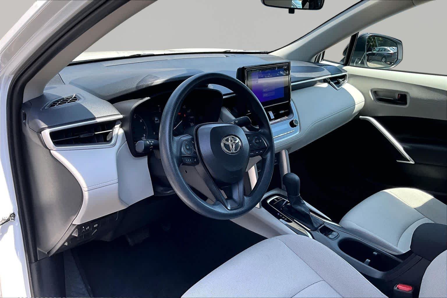 Used 2025 Wind Chill Pearl Toyota L image 18