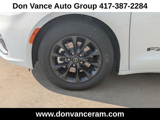 2025 Chrysler Pacifica Select - Photo 25