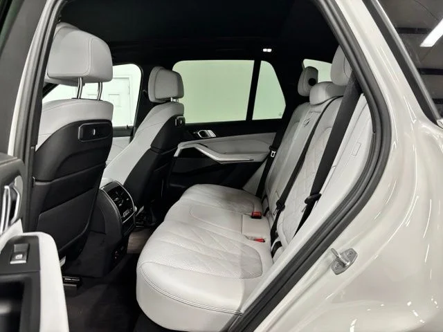 Used 2024 White BMW sDrive40i image 19