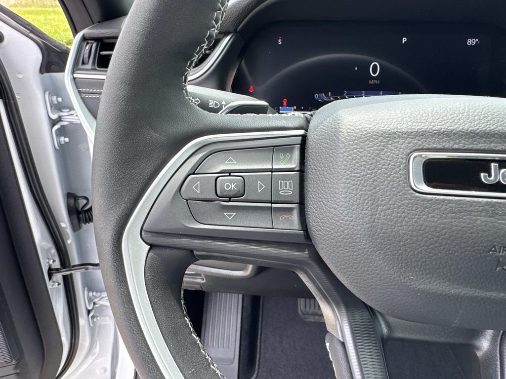 New 2026 Bright White Clear-Coat Exterior Paint Jeep Laredo X image 41